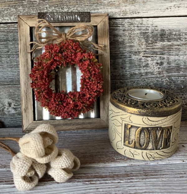 Red Flowers Wreath Decor Set - Image 3